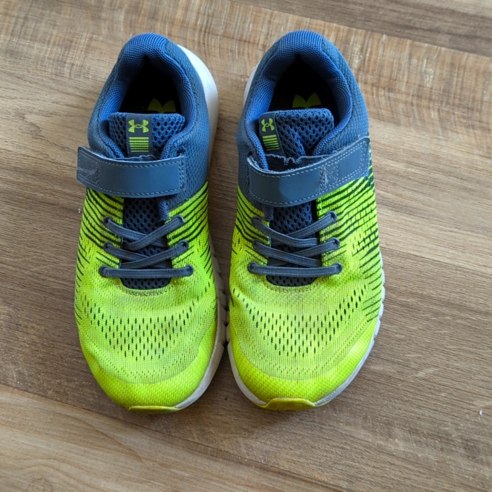 Good condition Under Armour big boy size 3 sneakers